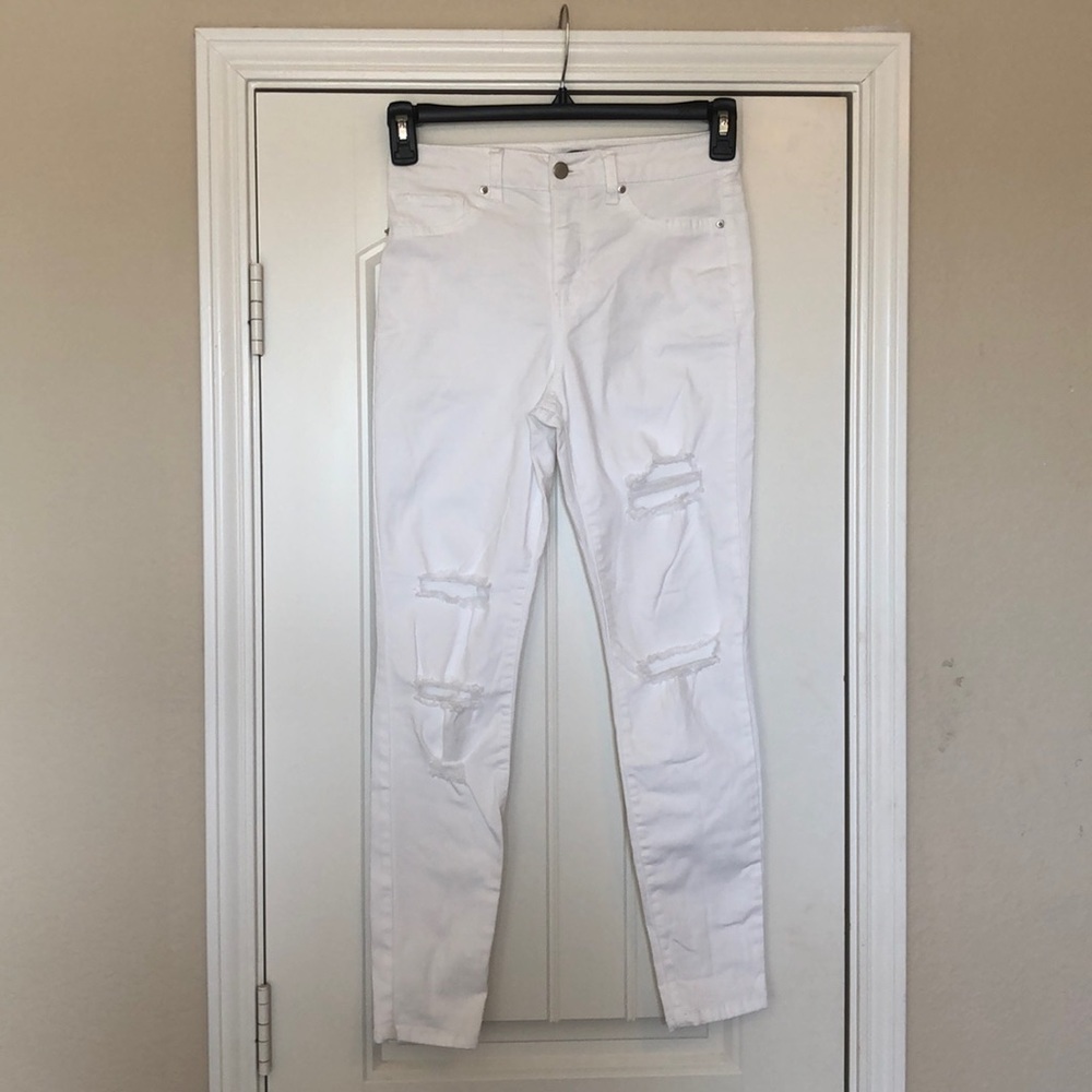 🎉 HOST PICK 🎉 FASHION NOVA Distressed White Skinnies 💕